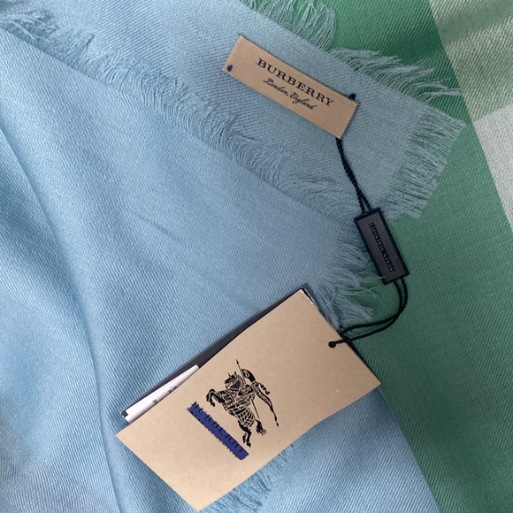 Authentic BNWT Burberry 100% Cashmere Check Scarf - Picture 2 of 5
